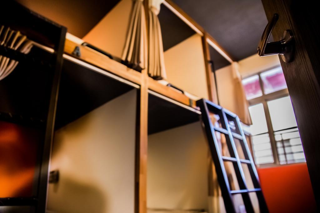 Knock Knock Hostel Гаосюн Экстерьер фото